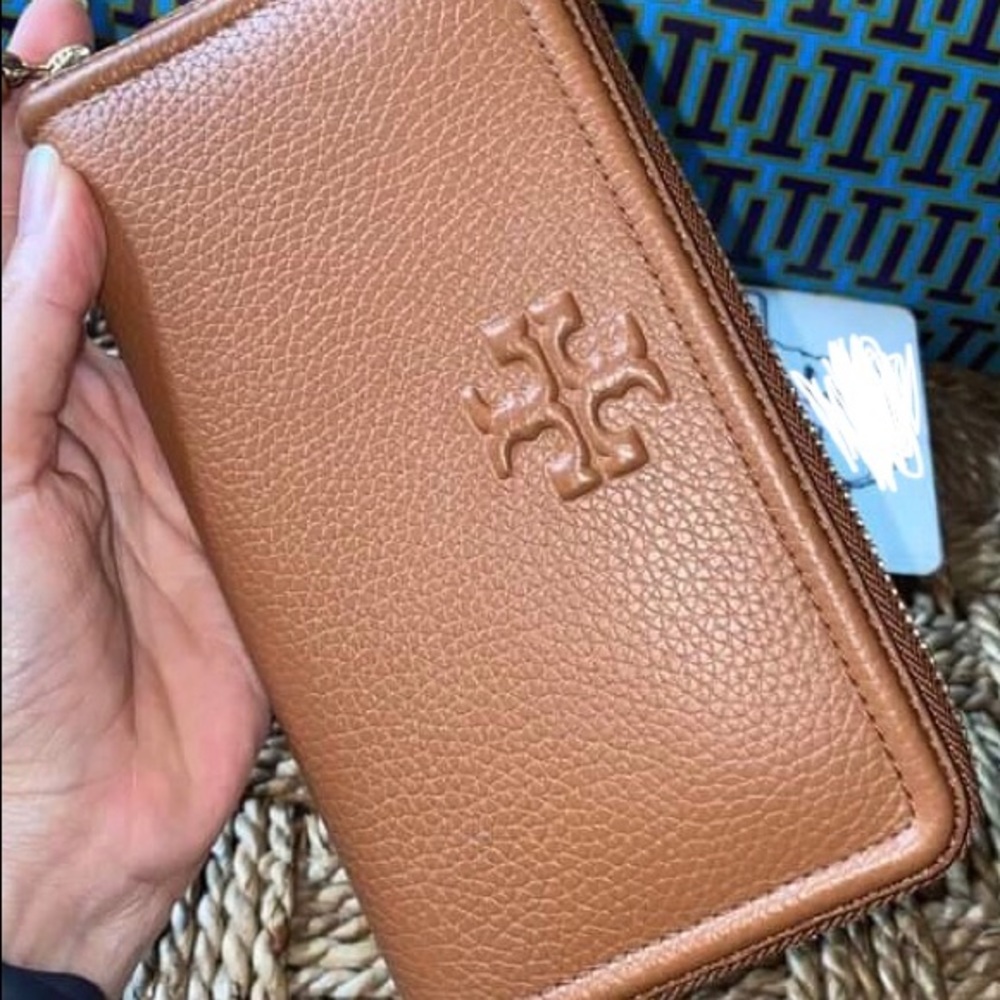 Tory Burch Wallet. NWT. Beautiful bark color